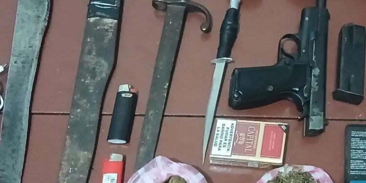 Policía incauta armas, drogas y apresa a seis sujetos durante operativos en barrios de Barahona