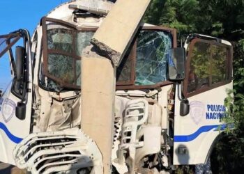 Más de 15 heridos tras estrellarse camión de la Policía contra poste en carretera Sosúa-Montellano