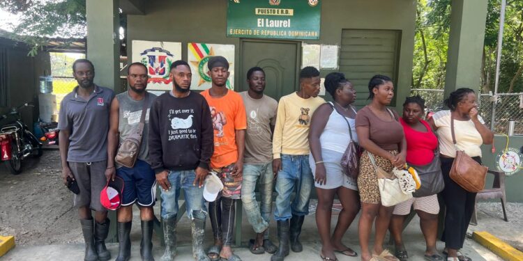 ERD detiene 10 indocumentados tratando de evadir el puesto militar de Cañongo Dajabón