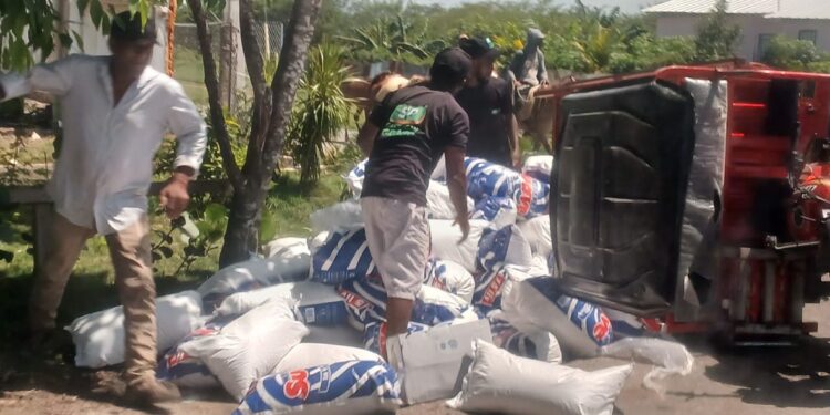 Se vuelca trimotor de Haití cargado de detergente en carretera de Dajabón