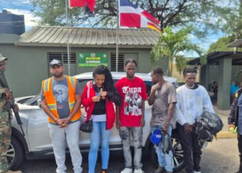 Ejército detiene a dos dominicanos y tres haitianos indocumentados en operativo en Montecristi