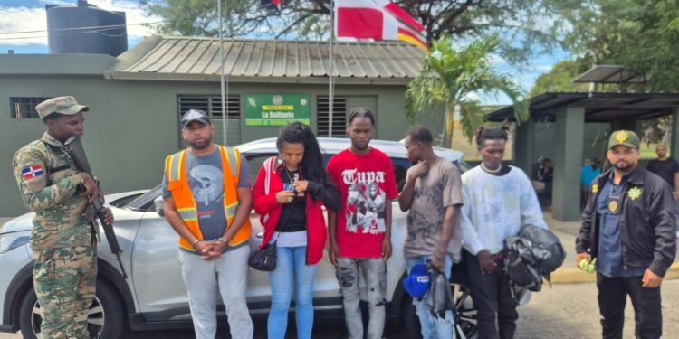 Ejército detiene a dos dominicanos y tres haitianos indocumentados en operativo en Montecristi