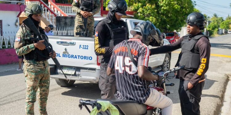 Elias Piña: DGM detiene 149 extranjeros indocumentados durante jornada de control migratorio de este martes