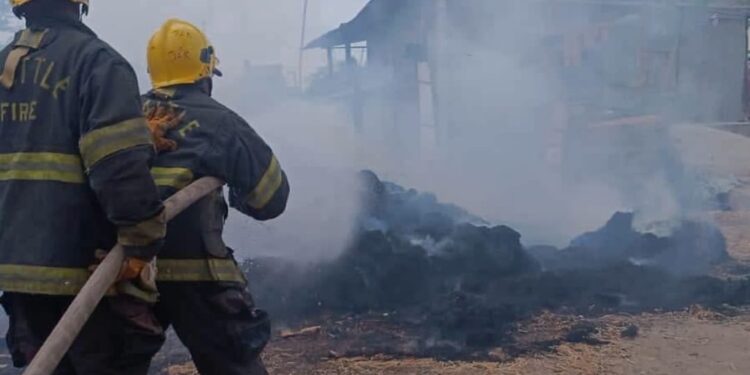 Bomberos sofocan incendio y accidente deja varios heridos en Montecristi