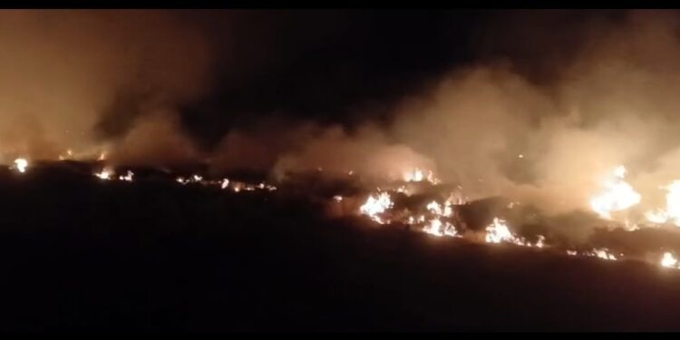 Incendio provocado por desaprensivos provoca daños en salud de residentes en localidades de Dajabón