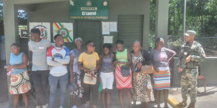 ERD detiene 9 indocumentados en Puesto de Chequeo militar el laurel Dajabón