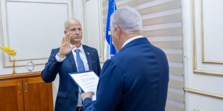 Andrés Bautista juramenta al Dajabonero Víctor Hugo Carrasco nuevo vice ministro administrativo de la presidencia