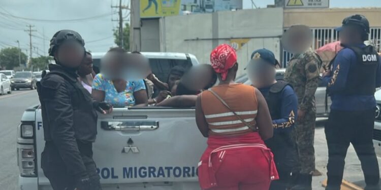 Operativo de interdicción migratoria en La Romana: Detienen 41 indocumentados en Picapollos y tiendas chinas