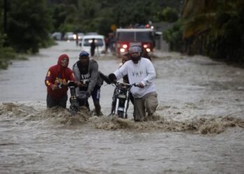 Lluvias provocan acumulación agua en zonas Santo Domingo