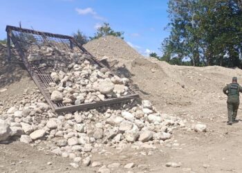 Medio Ambiente apresa a un hombre y retiene equipo pesado por extracción ilegal de materiales en Puerto Plata