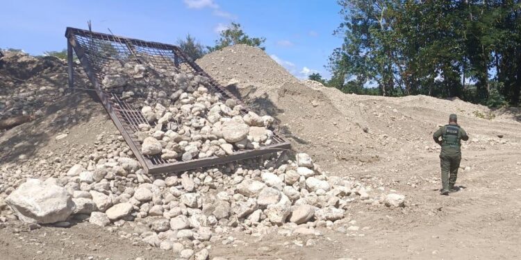 Medio Ambiente apresa a un hombre y retiene equipo pesado por extracción ilegal de materiales en Puerto Plata