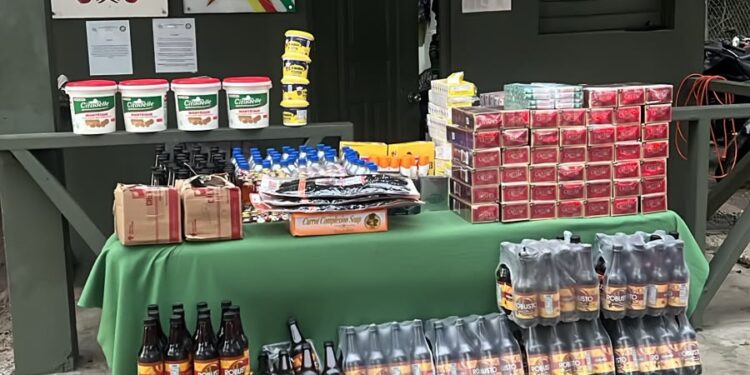 El ejército decomisa mercancías de contrabando en el puesto de chequeo ¨el Laurel¨ en Cañongo Dajabón
