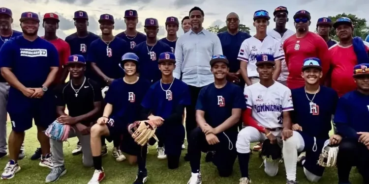 Nelson Cruz exhorta a la selección U15 a representar con orgullo al país