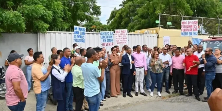 FP pide declarar a Santiago en emergencia por crisis escolar