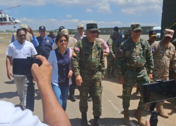 Ministro de defensa y comisión de veedores recorren la frontera supervisando operaciones y construcción de muro fronterizo     