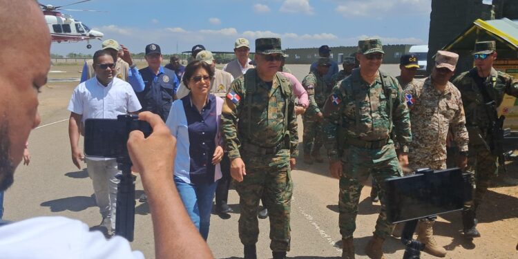 Ministro de defensa y comisión de veedores recorren la frontera supervisando operaciones y construcción de muro fronterizo     