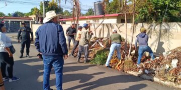 Alcaldía de Dajabón devuelve desechos sólidos arrojados en la acera y anuncia multa