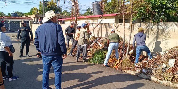 Alcaldía de Dajabón devuelve desechos sólidos arrojados en la acera y anuncia multa