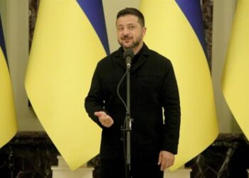UCRANIA: Zelenski conversa con enviados de Trump para paz