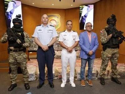 Ocupan 749 paquetes presunta cocaína en dos lanchas en Baní