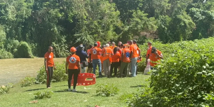 Defensa Civil intensifica búsqueda de joven en el río Yaque del Norte