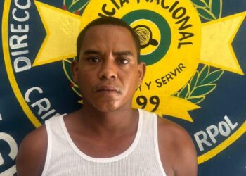 Se entrega hombre acusado de amenazar de muerte al director de una escuela en Barahona