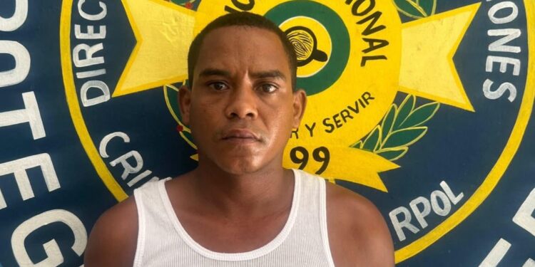 Se entrega hombre acusado de amenazar de muerte al director de una escuela en Barahona