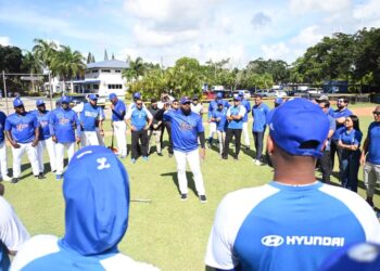 Luis Gil integra entrenamientos del Licey con miras beisbol RD