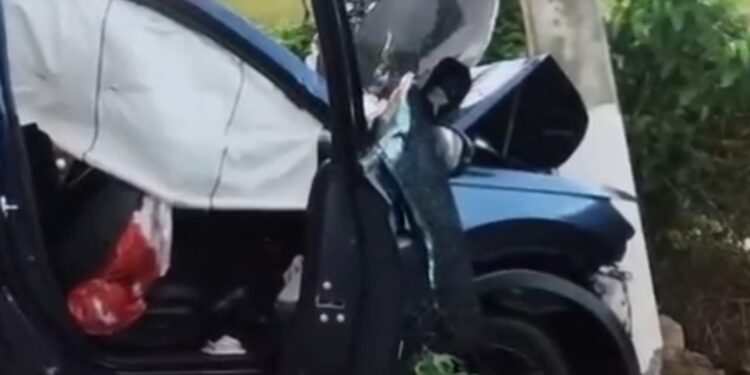 Yipeta en la que eran transportados indocumentados choca con poste del tendió eléctrico en Castañuelas Montecristi