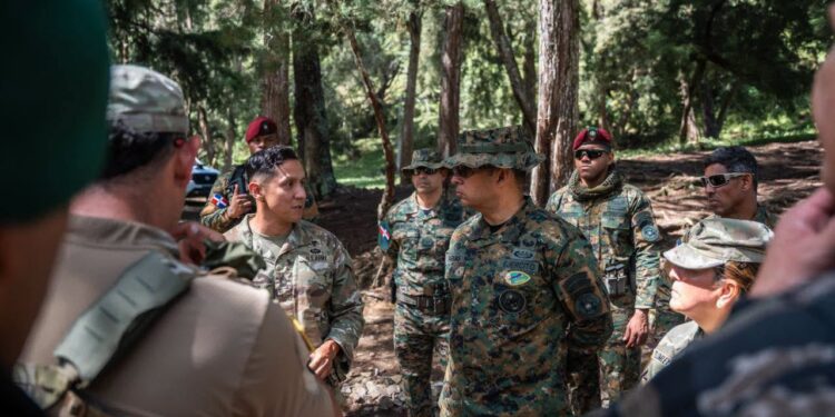 Comandante General del ERD inspecciona el 6to. Batallón de Cazadores y supervisa programa de capacitación junto a la Agregaduría de Defensa de EE. UU.