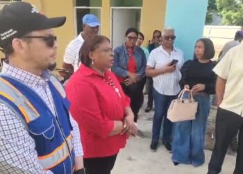 Autoridades se reúnen con presentantes de la comunidad en conflicto por apertura de una escuela en Barrio Norte Dajabón
