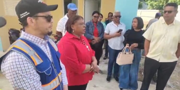 Autoridades se reúnen con presentantes de la comunidad en conflicto por apertura de una escuela en Barrio Norte Dajabón