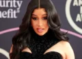 Cardi B se vuelve viral limpiando la casa de su familia en Montecristi