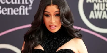 Cardi B se vuelve viral limpiando la casa de su familia en Montecristi