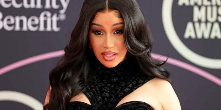 Cardi B se vuelve viral limpiando la casa de su familia en Montecristi