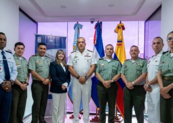 Lee Ballester se reúne con policías y marinos colombianos para fortalecer alianzas en materia de control migratorio y alerta temprana