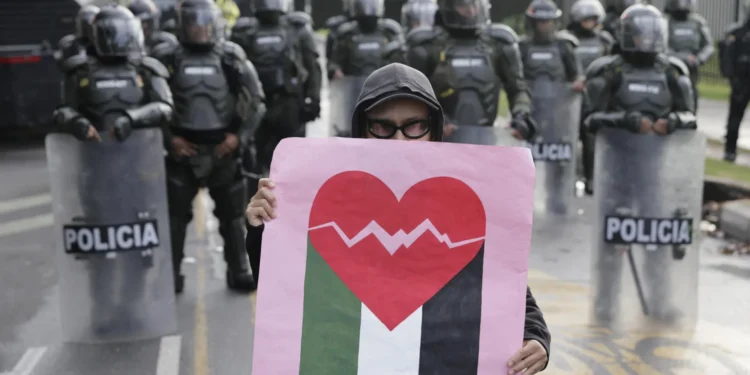 Centenares protestan en Bogotá por relación de Colombia con Israel