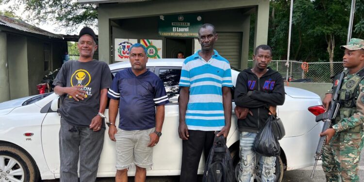 S2 del ejército detiene dos dominicanos por tráfico de Indocumentados en Chequeo el Laurel de Cañongo Dajabón