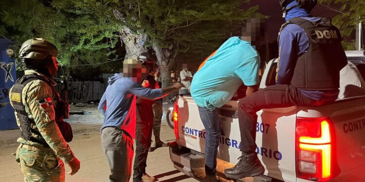 Migración reporta 1,371 extranjeros indocumentados detenidos el martes 20 de octubre, casi la mitad en el Cibao