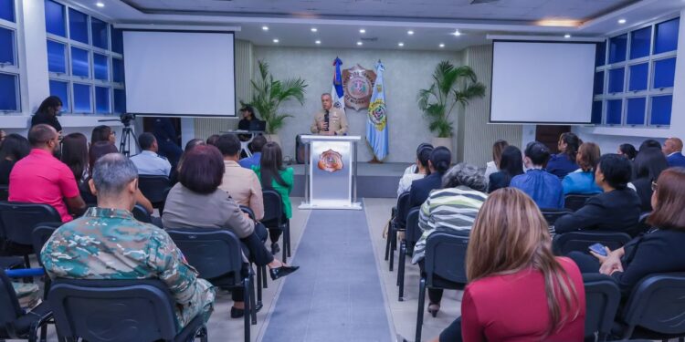 Conocen operaciones y servicios Maestrantes en Derecho Migratorio y Consular UASD visitan sede DGM