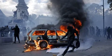 Protestas multitudinarias elevan la tensión social en Europa