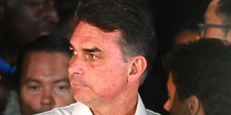 Flávio Bolsonaro dice que un juez le ha pedido entregar su pasaporte