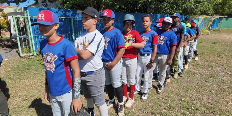 Fundación Boomstick23 de Nelson Cruz entrega útiles deportivos a ligas infantiles de Las Matas de Santa Cruz