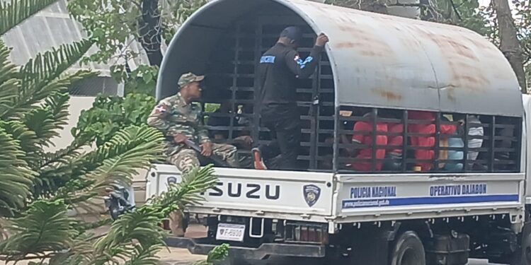Policía ocupan Yipeta con 16 indocumentados y detienen al conductor en Palo Blanco Dajabón