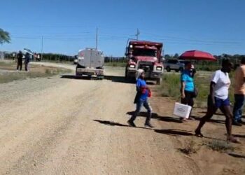 Comunidad de Santiago Rodríguez protestan contra empresa energética EGHI por lentitud en trabajo proyecto de viviendas