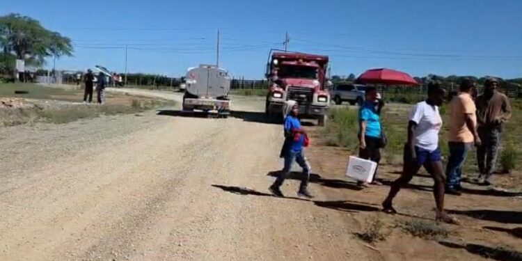 Comunidad de Santiago Rodríguez protestan contra empresa energética EGHI por lentitud en trabajo proyecto de viviendas