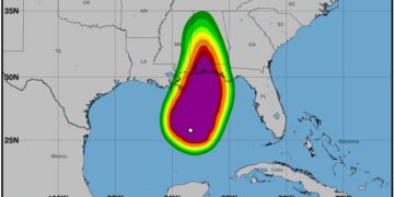 Huracán Isaías sube a categoría tres con vientos 200 km/hora
