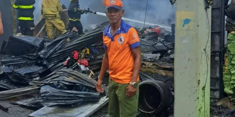 Incendio destruye cinco viviendas en Pueblo Nuevo, Santiago