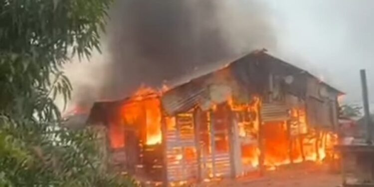 Incedio destruyó una vivienda con todos sus ajuares en Villa Vásquez