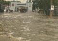 Inundación por lluvias impidió el tránsito por calle principal de Villa Vásquez